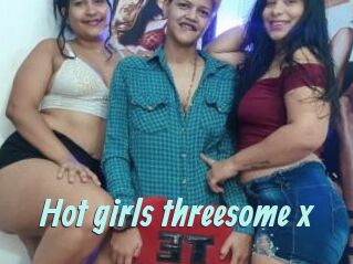 Hot_girls_threesome_x